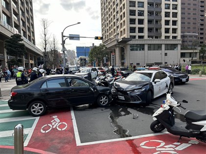 桃園藝文特區警匪追逐 通緝犯駕車撞警釀多傷