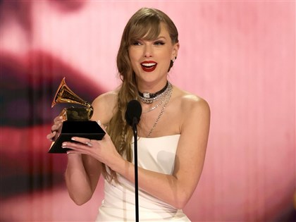 泰勒絲4度奪葛萊美最佳年度專輯獎改寫紀錄：一生中最開心時刻[影]