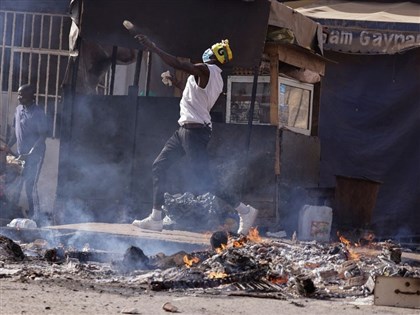塞內加爾大選延期引發示威 政府大動作鎮壓、逮捕前總理[影]