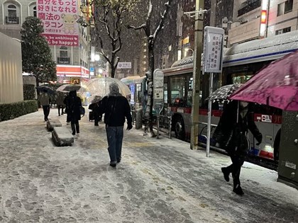 東京入冬以來首次大雪警報 雪中行走學企鵝小步伐挪動較安全