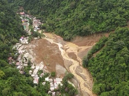 土石流吞噬巴士與住家 菲律賓南部礦村至少6死31傷