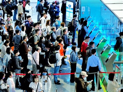 桃園機場湧現出國人潮 國境單位籲提早準備加速通關