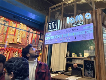 台灣珍珠奶茶強勢回歸印度 西藏村5步一攤 年輕逛街客人手一杯