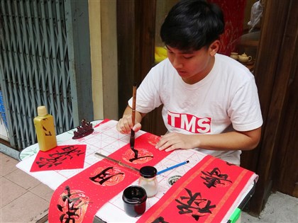 泰國年輕華人手寫春聯吸睛 力求保存傳統文化[影]