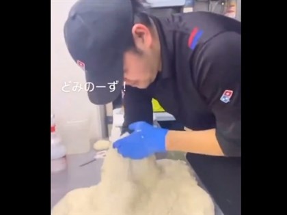 日本又現餐飲惡搞影片 達美樂員工挖鼻屎放麵糰[影]