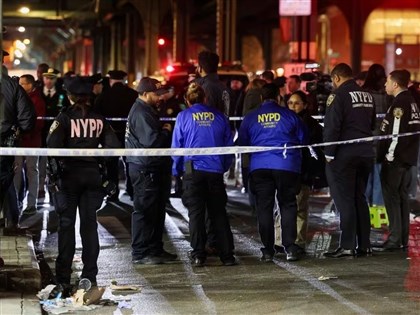 紐約地鐵青少年爆口角釀1死5傷 警方追捕槍手中