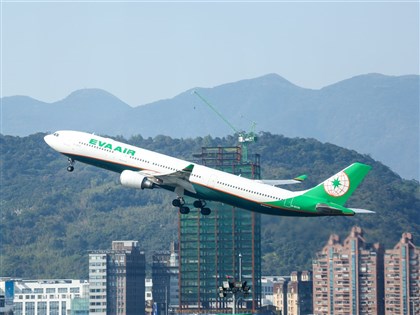 長榮羽田飛松山孕婦機上臨盆 4醫師協助接生