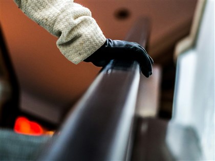 女子搭電扶梯未扶好撞倒2女 過失傷害罪判拘役50日