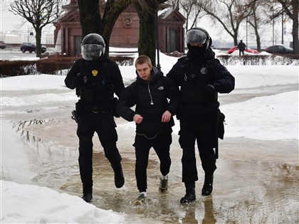 人權團體：俄羅斯各地紀念納瓦尼 至少212人被拘留