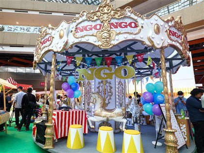 台北國際書展搬來旋轉木馬 老少沉浸閱讀樂園【圖輯】