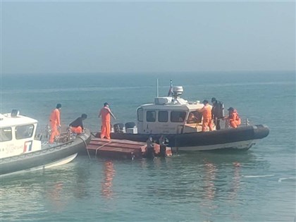 中國快艇翻覆生還者稱遭撞翻 海巡：由司法還原真相