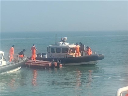 中國快艇案生還者稱遭撞翻 海巡金檢將開記者會