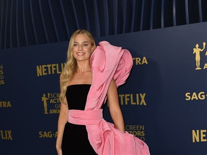 美國演員工會獎紅毯群星競豔 瑪格羅比巨大粉色裝飾吸睛