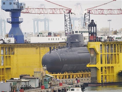 海鯤潛艦啟動移置台船小塢 艦身全都露[影]