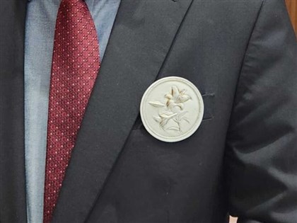 紀念228事件 陳建仁及部會首長佩戴百合胸花