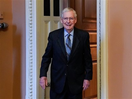 美參院共和黨領袖麥康奈請辭 公開場合頻恍神健康引憂