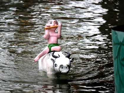 越南水上木偶戲藝師揭秘 冬天下水不怕冷有撇步[影]