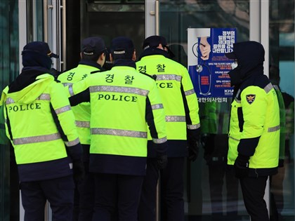 韓國醫師復工期限到多數仍拒返工 警方突襲搜索團體辦公室