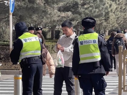 北京進入兩會時間維安升級 警隨機盤查行人檢查背包