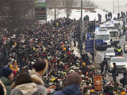 大批群眾參加納瓦尼葬禮 人權團體：至少67人被捕