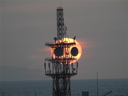 影片／落日與天線塔疊成完美貓熊 日本時隔7年再現奇景
