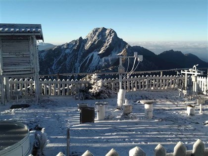 清晨強烈冷氣團影響氣溫偏低 玉山積雪1公分