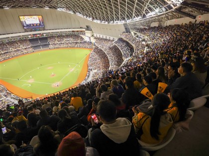 早安世界》巨人交流賽大巨蛋首度滿場 3萬7千人齊應援寫歷史