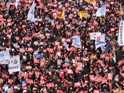 韓國數以千計醫師上街抗議 醫改僵局持續惡化