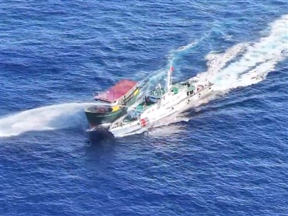 中國海警船朝補給船發射水砲 菲海岸防衛隊4人受傷