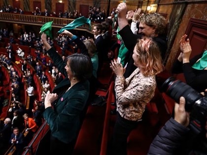 法國會780比72壓倒性通過墮胎權入憲 成全球先例[影]