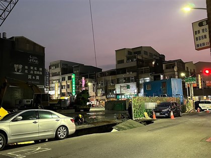 台南中西區路面坍塌 小貨車掉坑洞無人傷亡