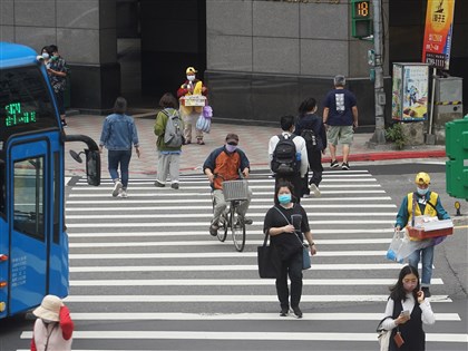政院提立法 道路固定設施若妨礙行人通行可罰15萬