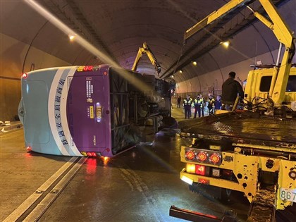 康橋中學校車隧道內翻覆17傷 警方初判失控打滑[影]