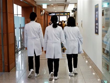 首爾大學醫學院教授力挺罷工醫師 揚言集體辭職