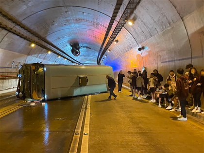 康橋中學校車北市文山隧道翻車 15人輕傷送醫