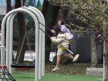 東北季風減弱北部白天高溫24度 各地多雲零星雨