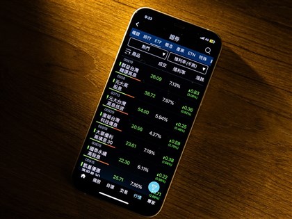 全民搶購ETF反映台灣閒置資金過多 超額儲蓄估飆3.8兆創新高