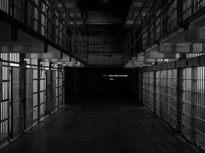 無期徒刑假釋再犯固定關25年 憲法法庭：剝奪受評估機會違比例原則