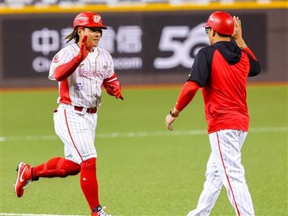 吉力吉撈敲中職大巨蛋首轟 官辦熱身賽湧近2萬人寫紀錄[影]