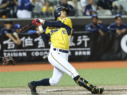 大巨蛋熱身賽連2天上演全壘打秀 岳政華高國麟開轟[影]