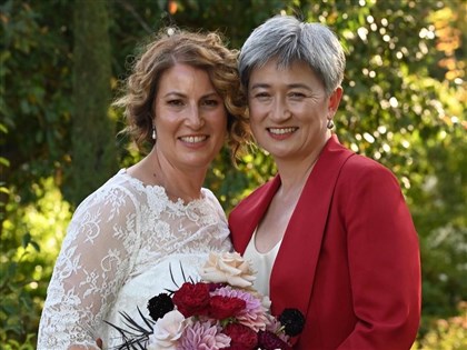 相伴20年 澳洲外長黃英賢與同性伴侶完婚