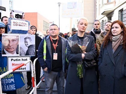 俄羅斯大選海內外投票所抗議湧現 納瓦尼遺孀現身引關注