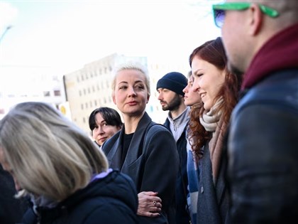 納瓦尼遺孀尤莉雅柏林投票：在選票寫上丈夫名字