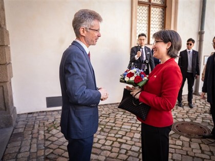 蕭美琴與捷克議長同框合照 外交部：出席智庫活動