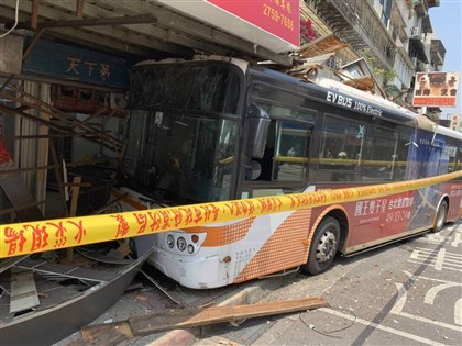 北市信義區公車衝入騎樓傷2行人 司機稱不適釀禍