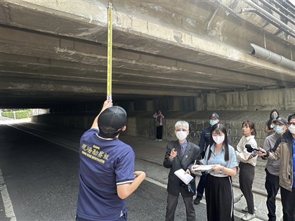 高雄遊覽車撞涵洞業者稱標示不清 陳其邁：肇因由檢方調查