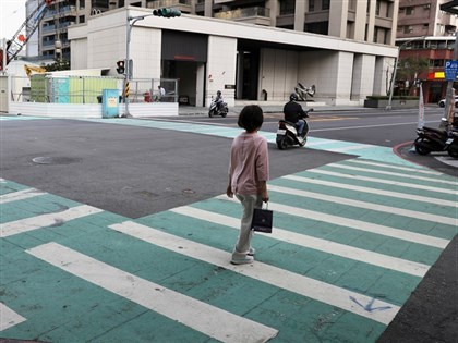 馬路標示小改變行人安全大提升 斑馬線後退、綠底枕木紋各有妙用