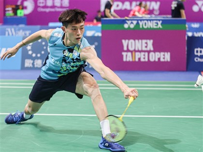 林俊易化解4個賽末點逆轉周天成 瑞士羽球賽封王[影]