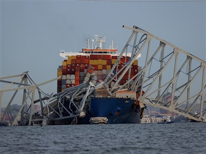 美國巴爾的摩大橋被貨輪撞斷 多輛車落水已知2人獲救