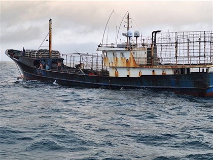 新竹台中海域出現4艘越界中國漁船 海巡隊驅逐